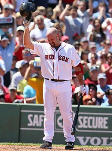 Youkilis given emotional farewell by teammates, Fenway faithful